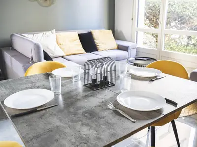 Coin salon dans l'établissement Appartement spacieux avec terrasse privative à Reims - FR-1-870-7