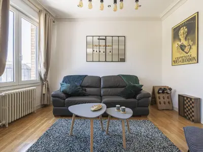 Coin salon dans l'établissement Duplex Élégant au Cœur de Reims - 2 Chambres - FR-1-870-15