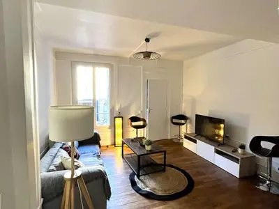 Plan de l'établissement Spacieux 4 Chambres au Centre de Reims avec Internet Inclus - FR-1-870-26