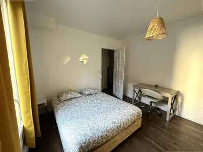 Plan de l'établissement Spacieux 4 Chambres au Centre de Reims avec Internet Inclus - FR-1-870-26