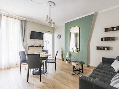 Télévision ou salle de divertissement dans l'établissement Appartement Chic à Reims, Wi-Fi Gratuit - FR-1-870-22