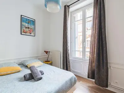 Un ou plusieurs lits dans un hébergement de l'établissement Appartement Lumière Hypercentre avec Wi-Fi à Reims - FR-1-870-14
