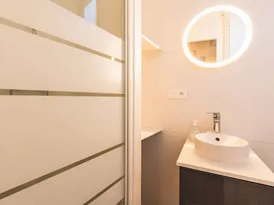 Salle de bains dans l'établissement Appartement Lumière Hypercentre avec Wi-Fi à Reims - FR-1-870-14