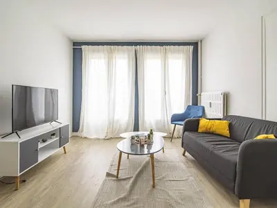 Télévision ou salle de divertissement dans l'établissement Appartement Lumineux avec WiFi au Cœur de Reims - FR-1-870-25