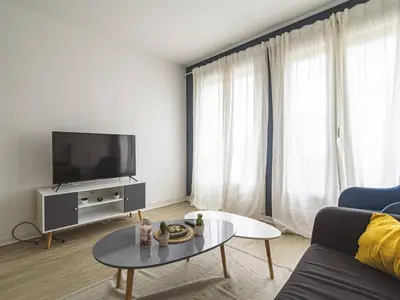 Télévision ou salle de divertissement dans l'établissement Appartement Lumineux avec WiFi au Cœur de Reims - FR-1-870-25