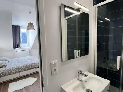 Salle de bains dans l'établissement Charme Central : Grand Appart à Reims - FR-1-870-32