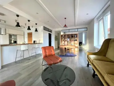 Coin salon dans l'établissement Grand Appartement 2 Chambres au Cœur de Reims - FR-1-870-34
