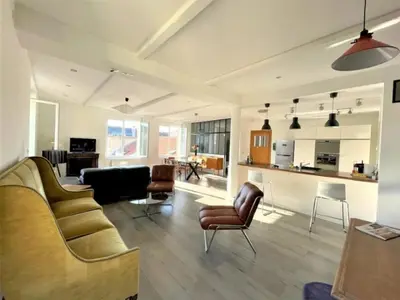 Télévision ou salle de divertissement dans l'établissement Grand Appartement 2 Chambres au Cœur de Reims - FR-1-870-34