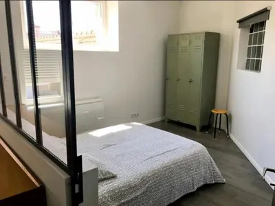 Un ou plusieurs lits dans un hébergement de l'établissement Grand Appartement 2 Chambres au Cœur de Reims - FR-1-870-34