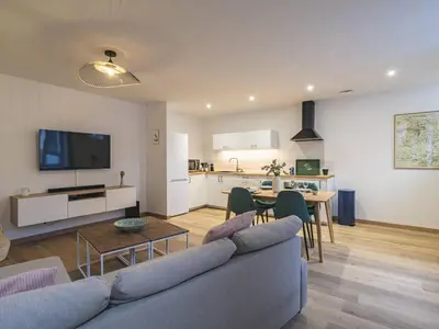 Télévision ou salle de divertissement dans l'établissement Suite Cozy au Cœur de Reims, Equipée et Moderne - FR-1-870-36