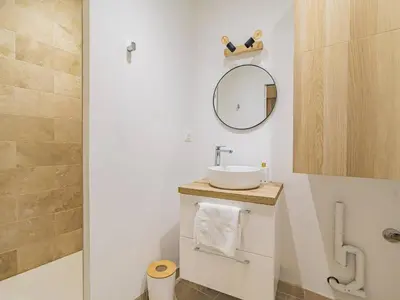 Salle de bains dans l'établissement Suite Cozy au Cœur de Reims, Equipée et Moderne - FR-1-870-36