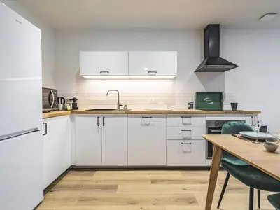 Cuisine ou kitchenette dans l'établissement Suite Cozy au Cœur de Reims, Equipée et Moderne - FR-1-870-36