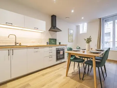 Cuisine ou kitchenette dans l'établissement Suite Cozy au Cœur de Reims, Equipée et Moderne - FR-1-870-36