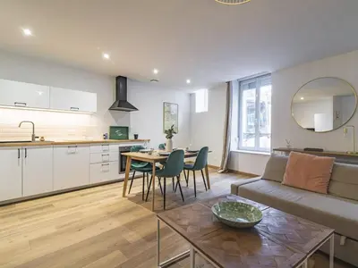 Cuisine ou kitchenette dans l'établissement Suite Cozy au Cœur de Reims, Equipée et Moderne - FR-1-870-36