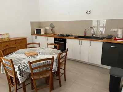 Cuisine ou kitchenette dans l'établissement Loue rez de maison 3mn de la plage