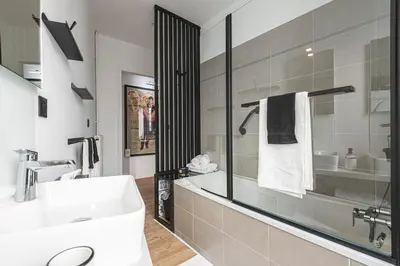 Salle de bains dans l'établissement le Reims Gallery - Galerie d'art à Reims