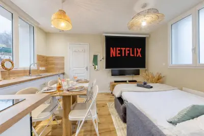 Télévision ou salle de divertissement dans l'établissement Appartement 4 personnes jardin cine jeux compiegne