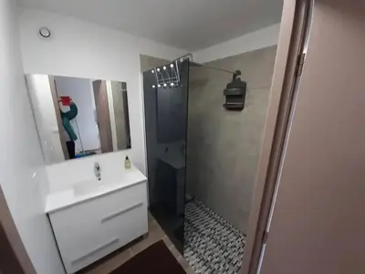 Salle de bains dans l'établissement Studio 4 personnes à Barzy-en-Thiérache