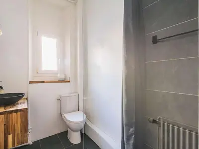 Salle de bains dans l'établissement Appartement Central à Reims - Près de la Cathédrale - FR-1-870-11