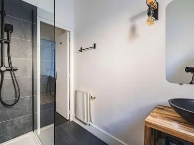 Salle de bains dans l'établissement Appartement Central à Reims - Près de la Cathédrale - FR-1-870-11