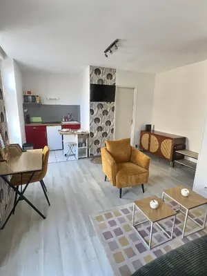 Coin salon dans l'établissement Studio Chill a Reims 2 personnes Ideal pour les beaux jours -15pourcents long séjour