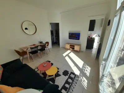 Télévision ou salle de divertissement dans l'établissement 2 rooms lumineux en plein centre