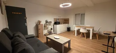 Cuisine ou kitchenette dans l'établissement Ema centre-ville T2 rénové cocon cosy parking 34m2