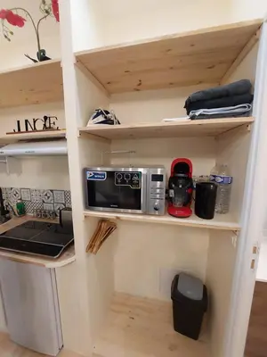 Cuisine ou kitchenette dans l'établissement Bel studio rénové au cœur de la ville RDC pratique Ground Floor