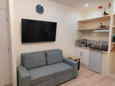 Cuisine ou kitchenette dans l'établissement Bel studio rénové au cœur de la ville RDC pratique Ground Floor