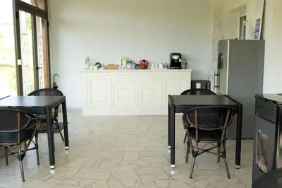 Cuisine ou kitchenette dans l'établissement Chambre d'Hôte Les Ondines