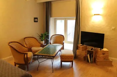 Télévision ou salle de divertissement dans l'établissement Côté Chambres