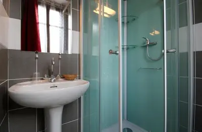 Salle de bains dans l'établissement Hôtel de l'Ours