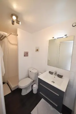 Salle de bains dans l'établissement Le Clos Saint Martin