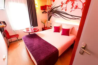 Un ou plusieurs lits dans un hébergement de l'établissement Hôtel Inn Design & Restaurant Sedan