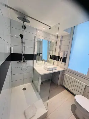 Salle de bains dans l'établissement Hôtel De La Cathédrale