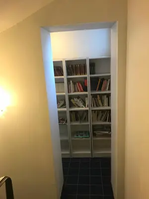 Bibliothèque dans l'hôtel