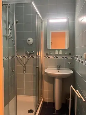 Salle de bains dans l'établissement Hotel César Centre-ville Gare Charleville-Mézières