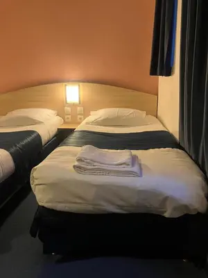 Un ou plusieurs lits dans un hébergement de l'établissement Hotel César Centre-ville Gare Charleville-Mézières