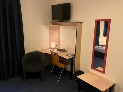 Télévision ou salle de divertissement dans l'établissement Hotel César Centre-ville Gare Charleville-Mézières