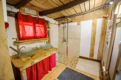 Salle de bains dans l'établissement Le Coeur De La Foret
