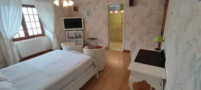 Télévision ou salle de divertissement dans l'établissement Chavot Bellevue