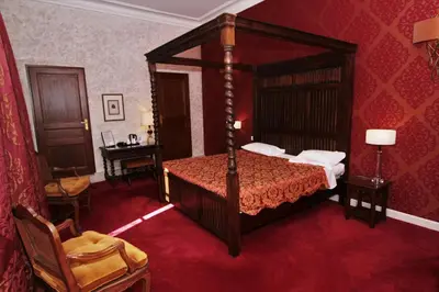 Un ou plusieurs lits dans un hébergement de l'établissement Hôtel Le Régent