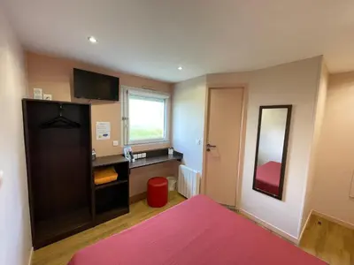 Un ou plusieurs lits dans un hébergement de l'établissement Brit Hotel St-Quentin/Nord