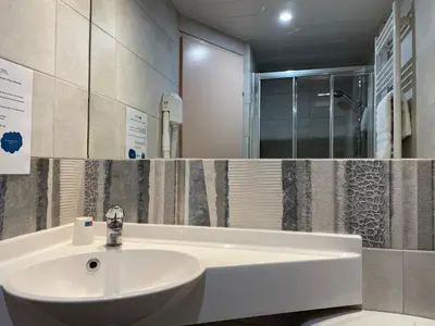 Salle de bains dans l'établissement Brit Hotel St-Quentin/Nord