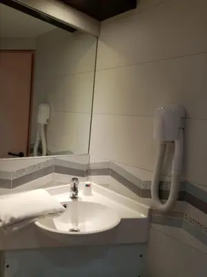 Salle de bains dans l'établissement Brit Hotel St-Quentin/Nord