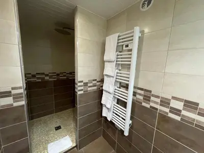 Salle de bains dans l'établissement Brit Hotel St-Quentin/Nord