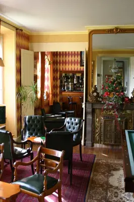 Coin salon dans l'établissement Hotel Le Clos du Montvinage
