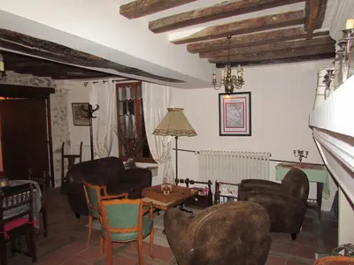 Coin salon dans l'établissement Chambres d'hôtes de la Ferme historique Jean de la Fontaine