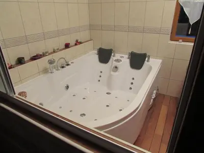 Salle de bains dans l'établissement Chambres d'hôtes de la Ferme historique Jean de la Fontaine