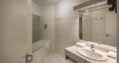 Salle de bains dans l'établissement Sure Hotel by Best Western Saint-Quentin Ouest Le pot d étain